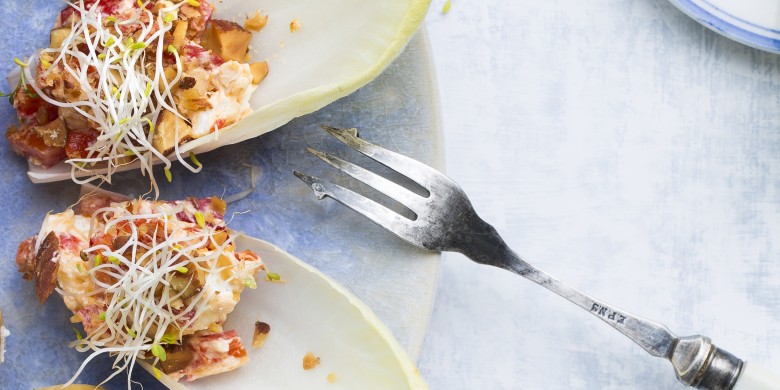 Tomaatjes met paprikasalade en hummus