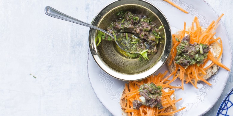 Toastje met wortelsalade en ansjovissalsa