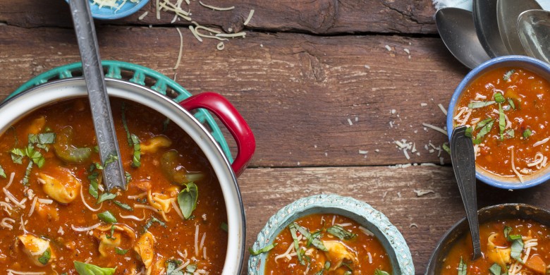 Tomatensoep met bleekselderij en tortellini