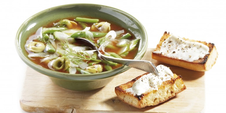 Tomatensoep met spinazietortellini en kaasbroodjes