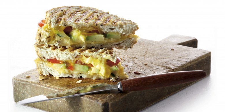 Tosti met avocado, mangochutney en oude kaas