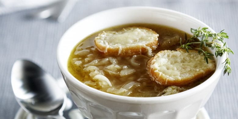 Uiensoep met kaascroutons