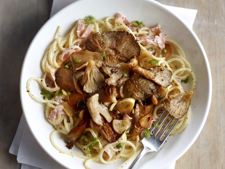 Pasta met romige saus, beenham en oesterzwammen
