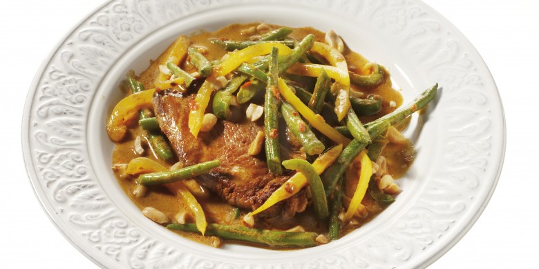Varkensfilet met groentecurry en noten