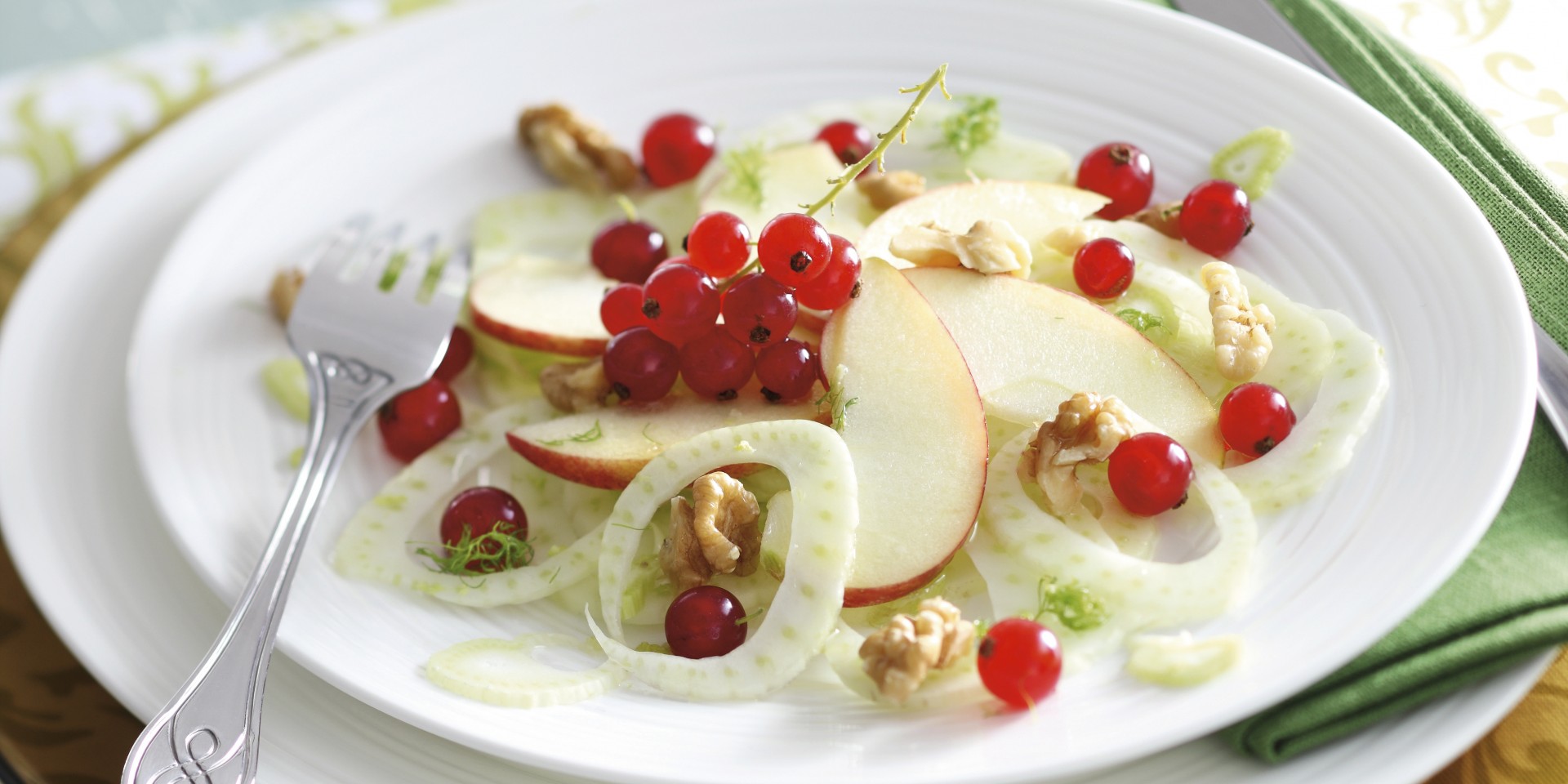 Venkelsalade met rode appel en aalbessen