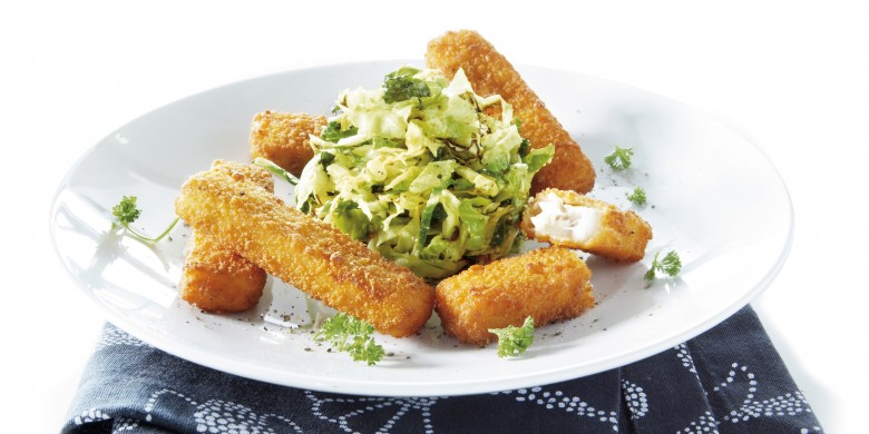 Vissticks op roerbak van groene kool