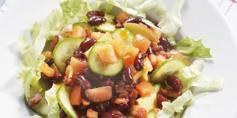 Komkommersalade met spek en bonen