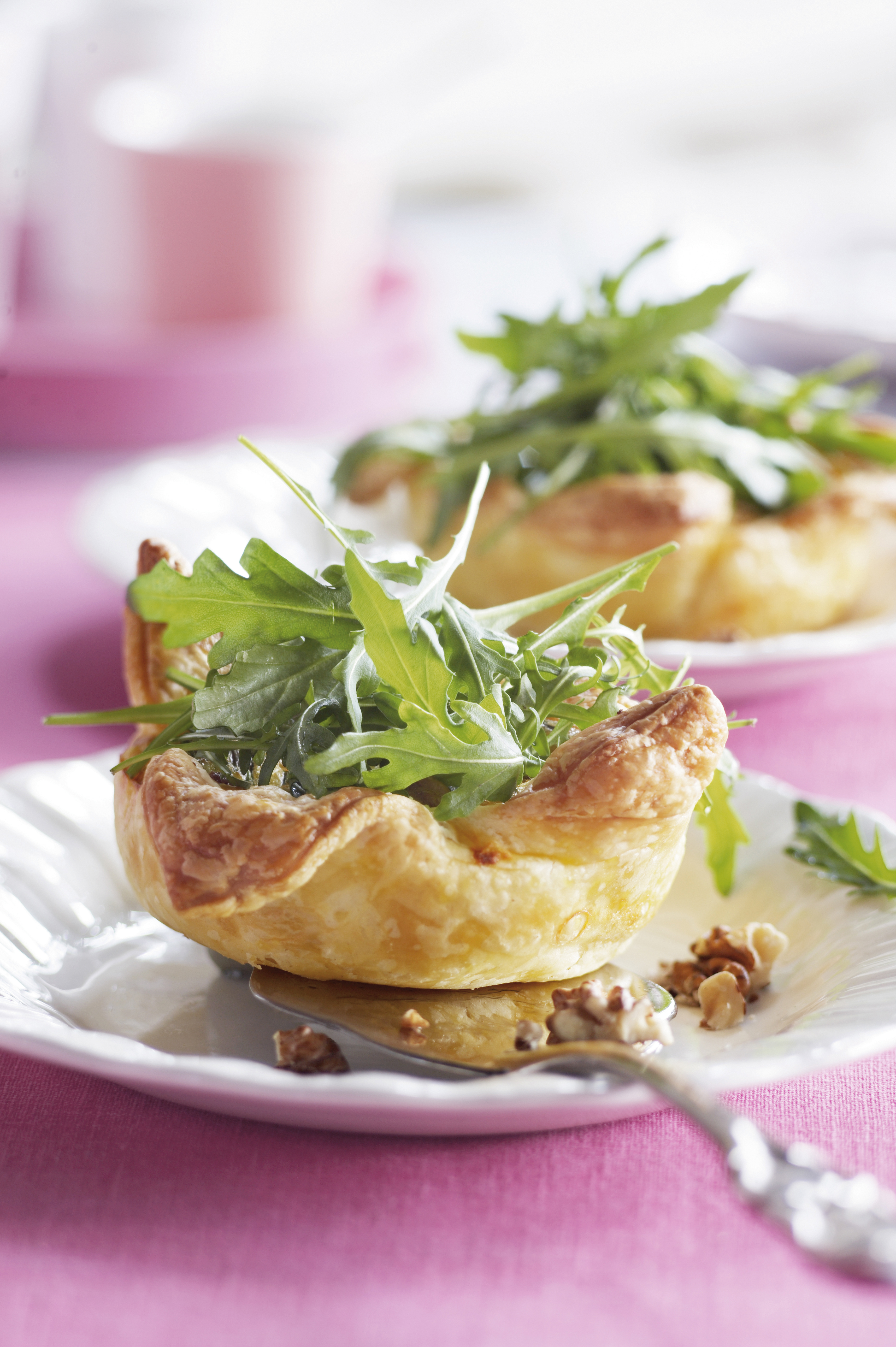 Mini-kaasquiches met geitenkaas en notensla