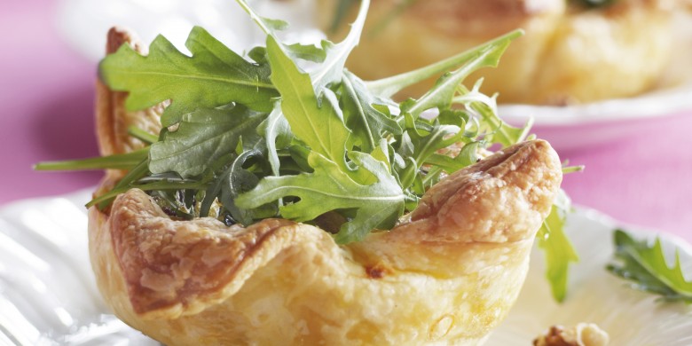 Mini-kaasquiches met geitenkaas en notensla