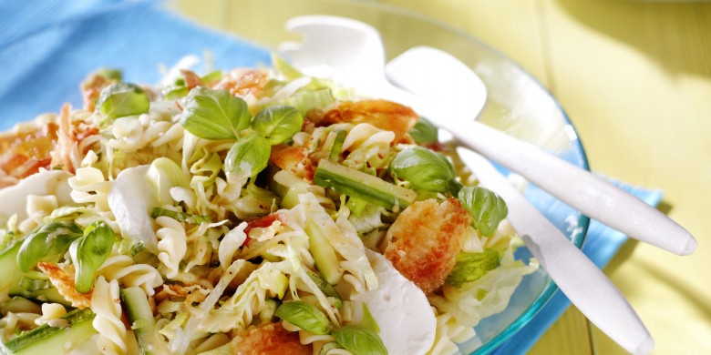 Pasta pancetta met komkommer en mozzarella