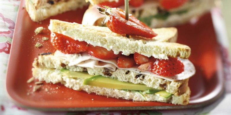 Clubsandwich met aardbei, kip en avocado
