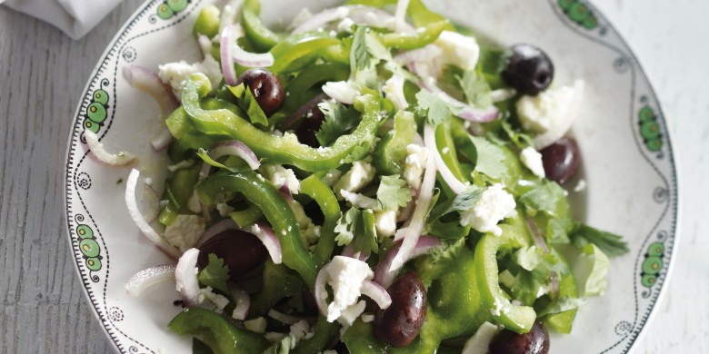 Salade van groene paprika's, feta en koriander