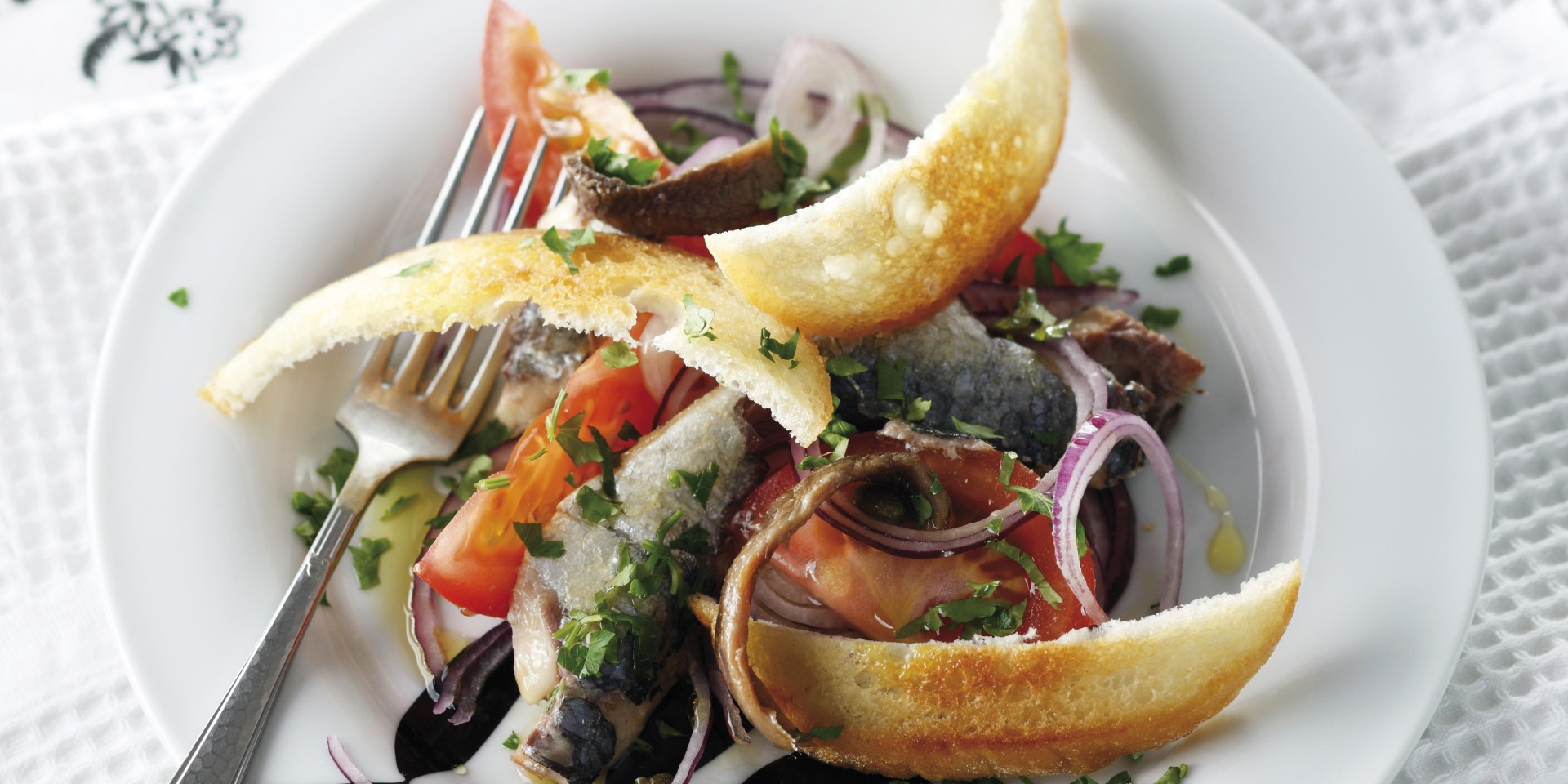 Sardine-ansjovissalade met knoflookcroutons