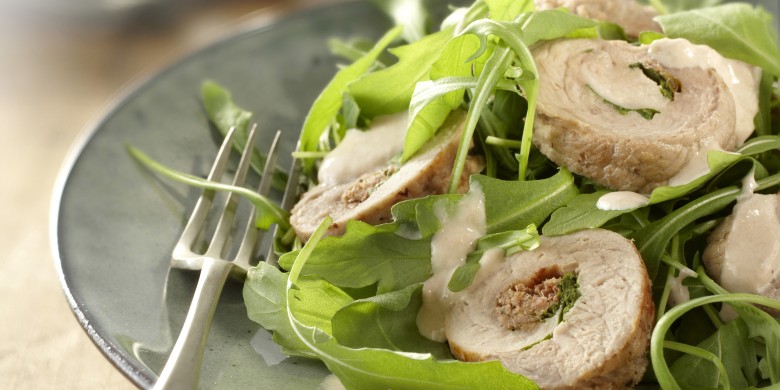 Schnitzelrolletje gevuld met ansjovis, kappertjes en tonijnmayonaise