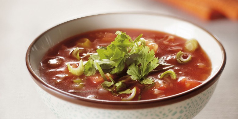Tomatenbouillon met bosui en koriander
