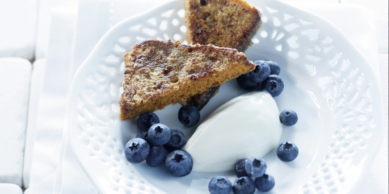 Wentelteefjes van kruidkoek met blauwe bessen en hangop