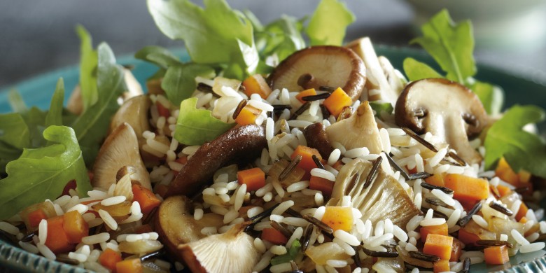 Wilde-rijstroerbak met paddenstoelen