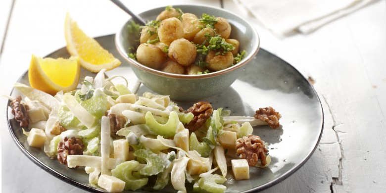 Witlofsalade met koriander-kokos-dressing en kruidenkrieltjes