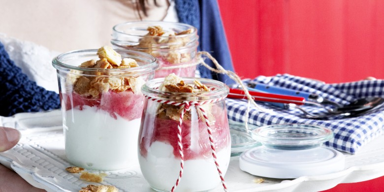 Yoghurthangop met rabarber en amandelcrunch