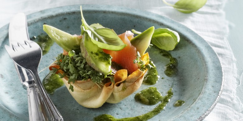Zalm-avocadobakje met basilicumdressing