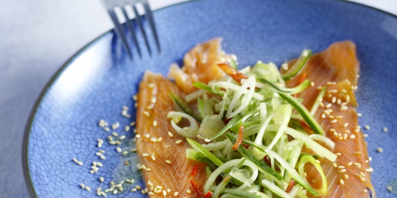 Zalm met bosui, komkommer en gemberdressing