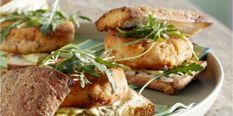 Zalmburger met tomaat en pestocrème