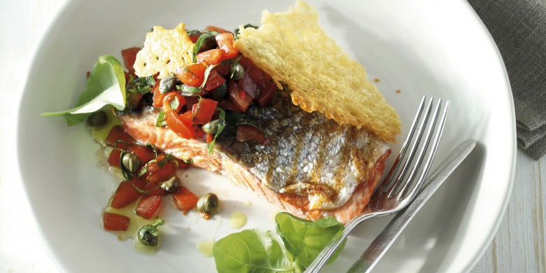 Zalmfilet met zoetzure topping en krokante kaas