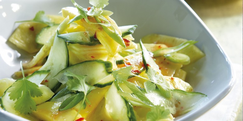 Exotische salade met komkommer, ananas en mango