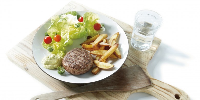 Gegrilde pikante burgers met sla en kruidenmayonaise