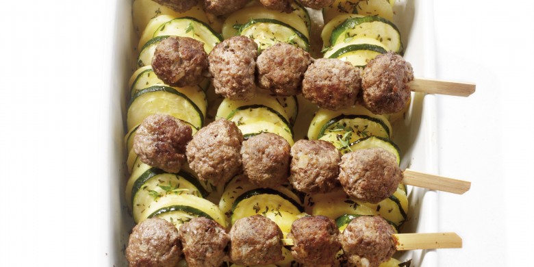 Aardappel-courgetteschotel met gehaktspiesjes