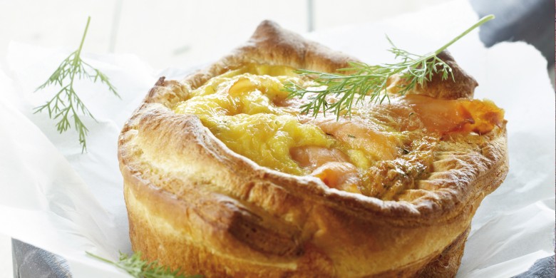 Croissanttaartje met roerei en zalm