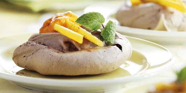 Chocolade-notenmerengue met mango en advocaat