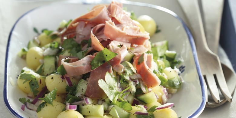 Aardappelsalade met ham en komkommer