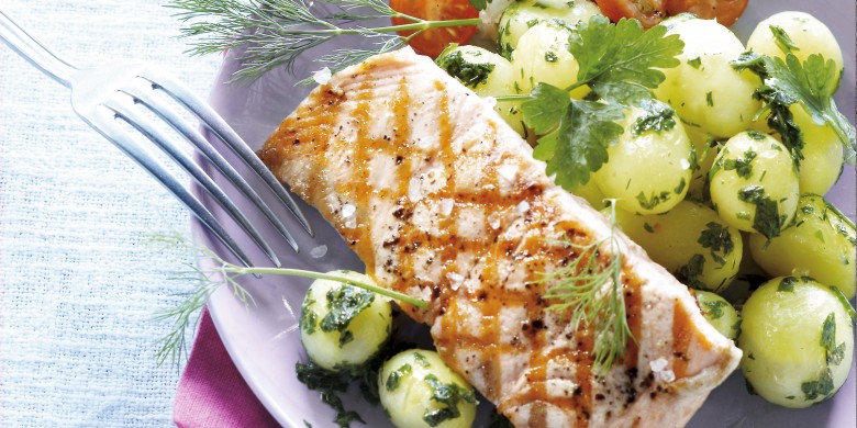 Geroosterde zalm met nieuwe aardappelen en kruidensalsa