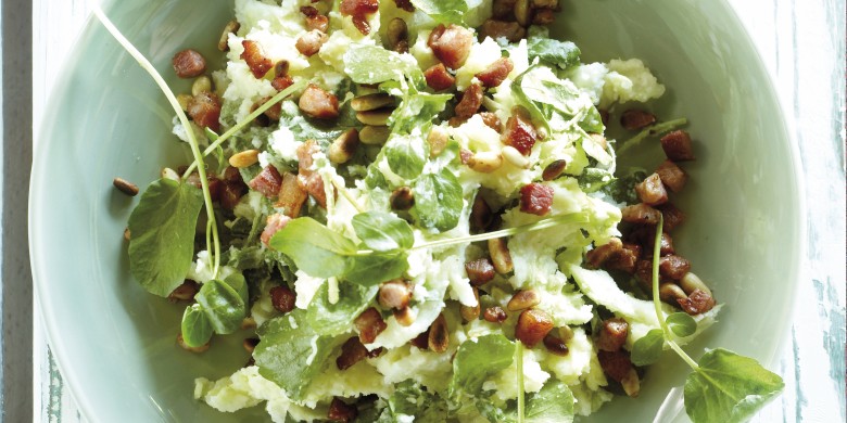 Stamppot met waterkers, ijsbergsla, spekjes en pijnboompitten