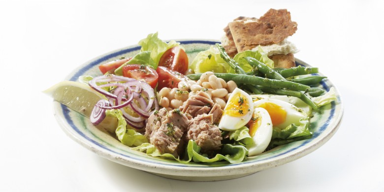 Mediterrane tonijnsalade met warme honingvinaigrette
