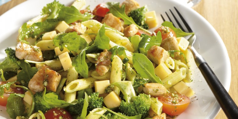 Pasta met kip, groene groenten en Goudse kaas