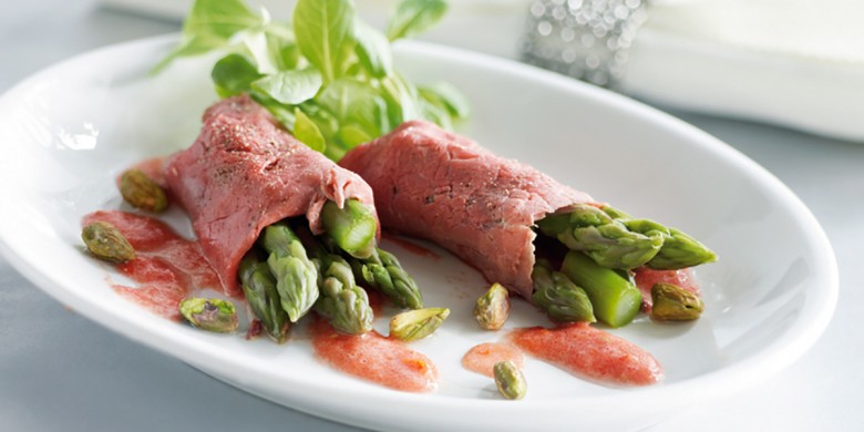 Rosbiefrolletjes met gazpachodressing en geroosterde pistaches