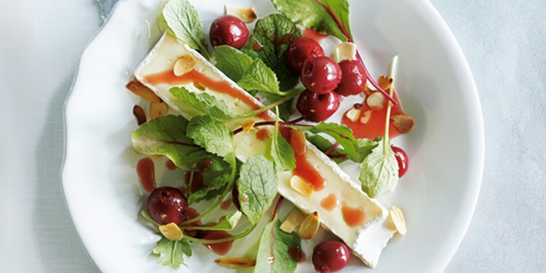 Salade met warme brie, kersen en kaneeldressing