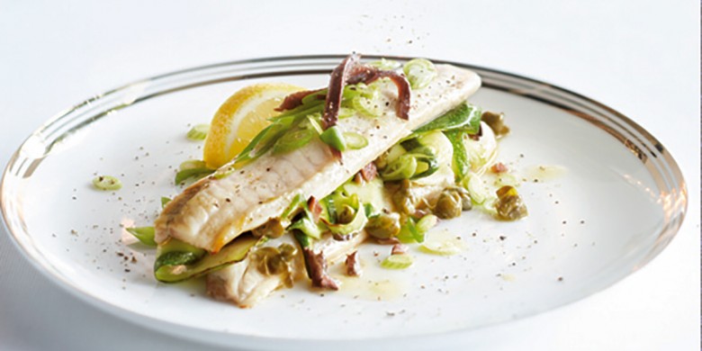 Tilapiasandwich met courgette en ansjovis-kappertjesjus