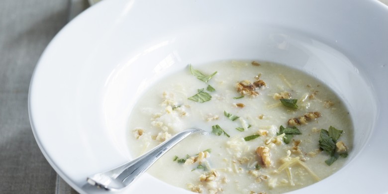 Knolselderijsoep met kaas en noten