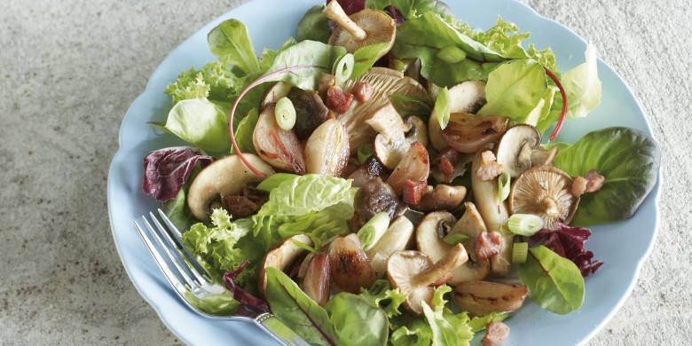 Salade met bospaddenstoelen en gekonfijte sjalotjes