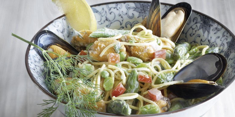 Noedelsalade met mosselen en dilledressing
