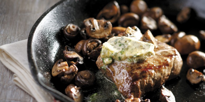 Biefstuk met paddenstoelen en ansjovisboter
