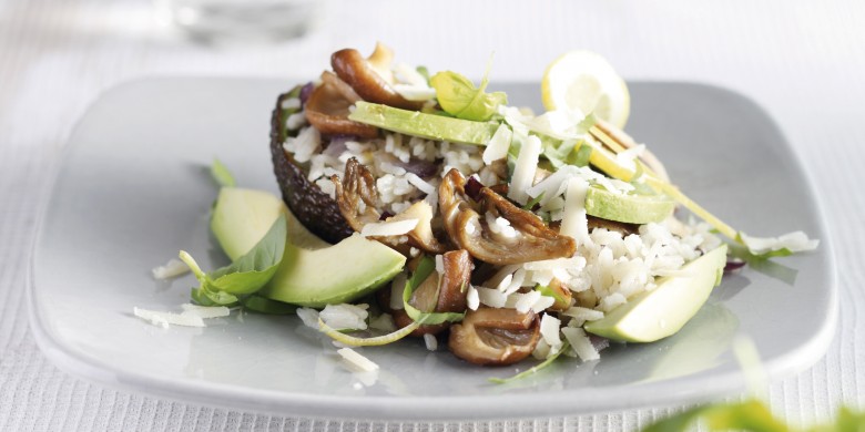Gebakken rijst met avocado en paddenstoelen