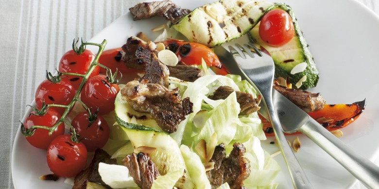Maaltijdsalade met honing-komijndressing en geroosterde amandelen