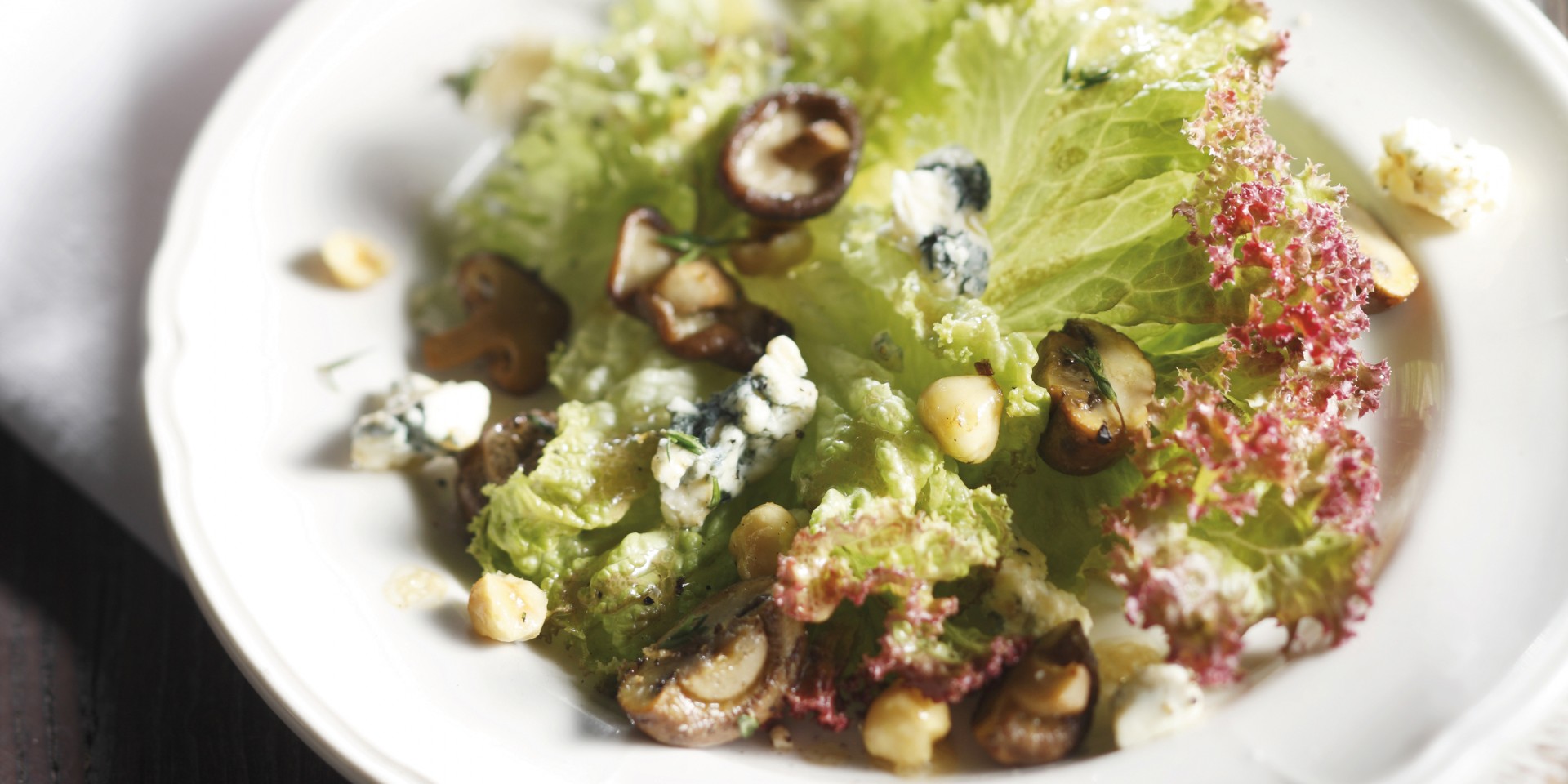 Herfstsalade met paddenstoelen en blauwe kaas