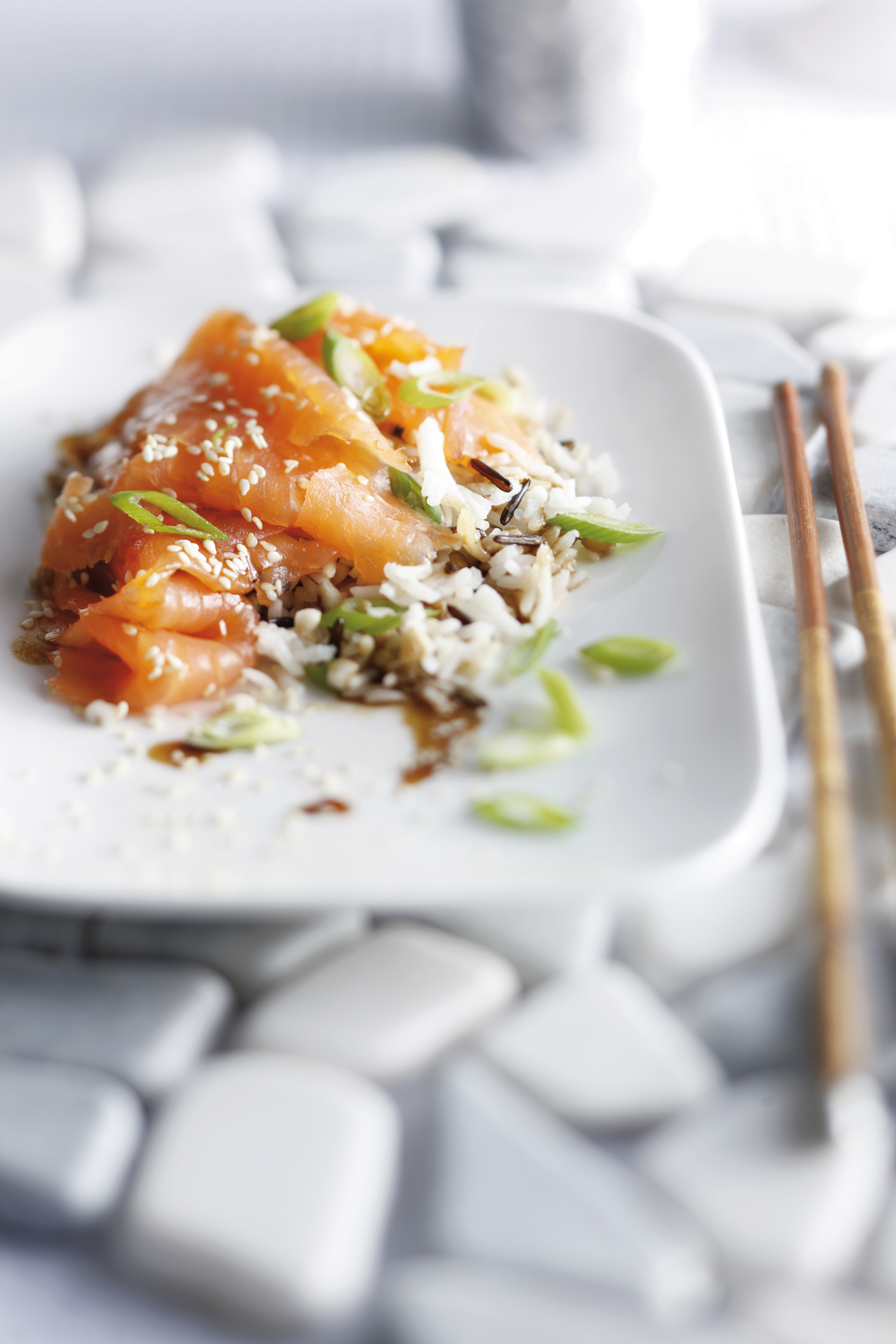 Wilderijstsalade met zalm en sesam