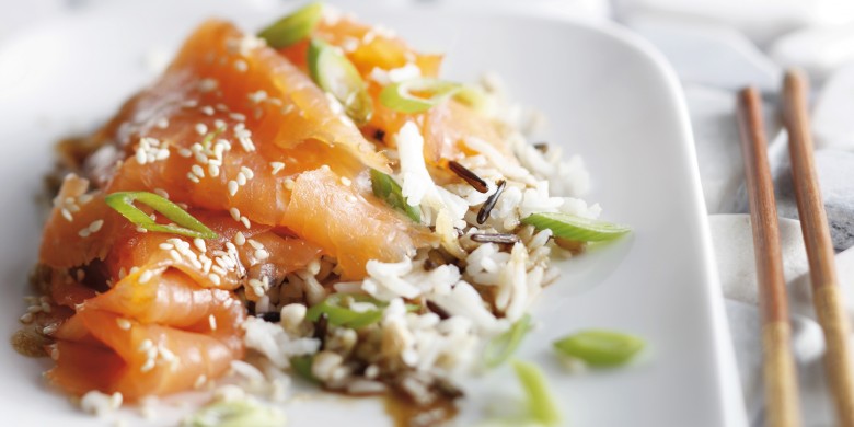 Wilderijstsalade met zalm en sesam
