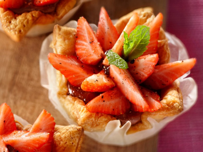 Aardbeientaartje met chocolade en munt